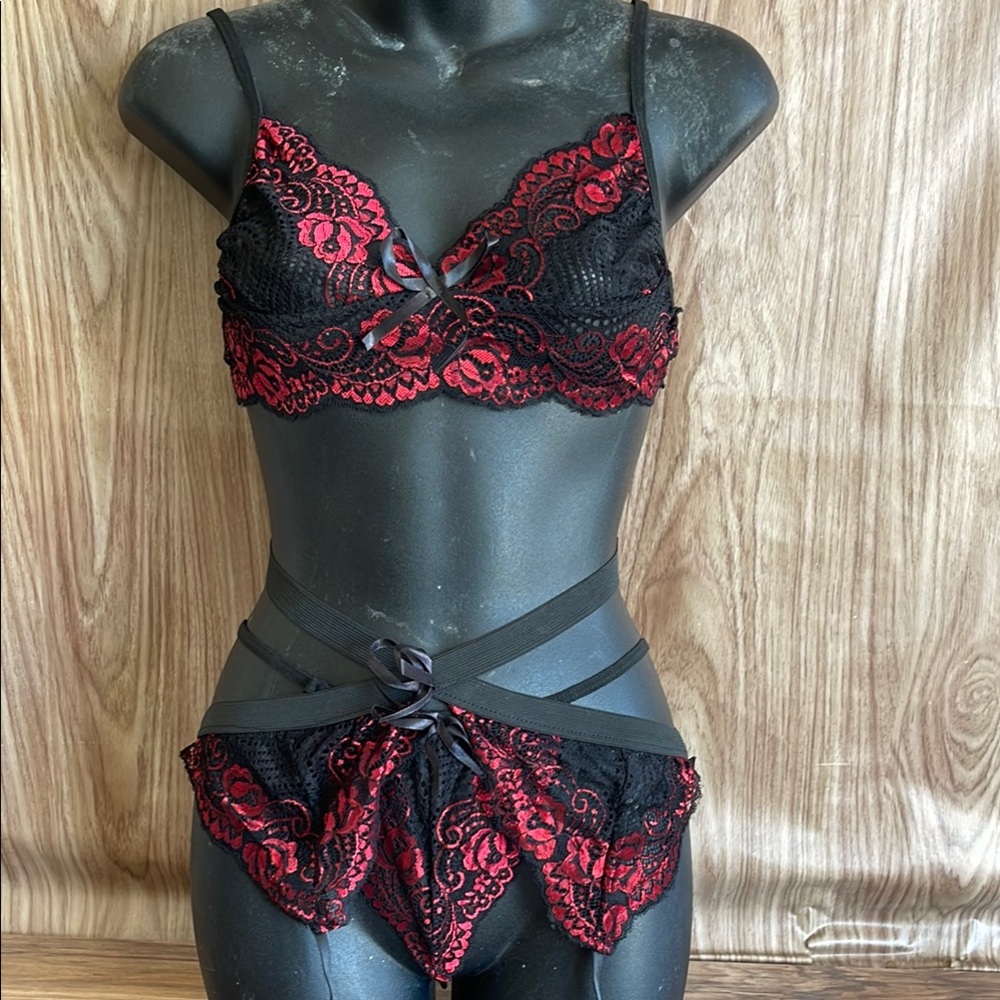 New without tags Elegant Lace Lingerie Set - Black and Red small